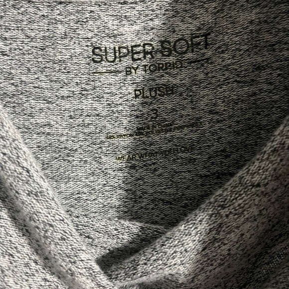 Lips Relaxed Fit Super Soft Plush Sequin Pullover Tunic Sweatshirt - Picture 8 of 8